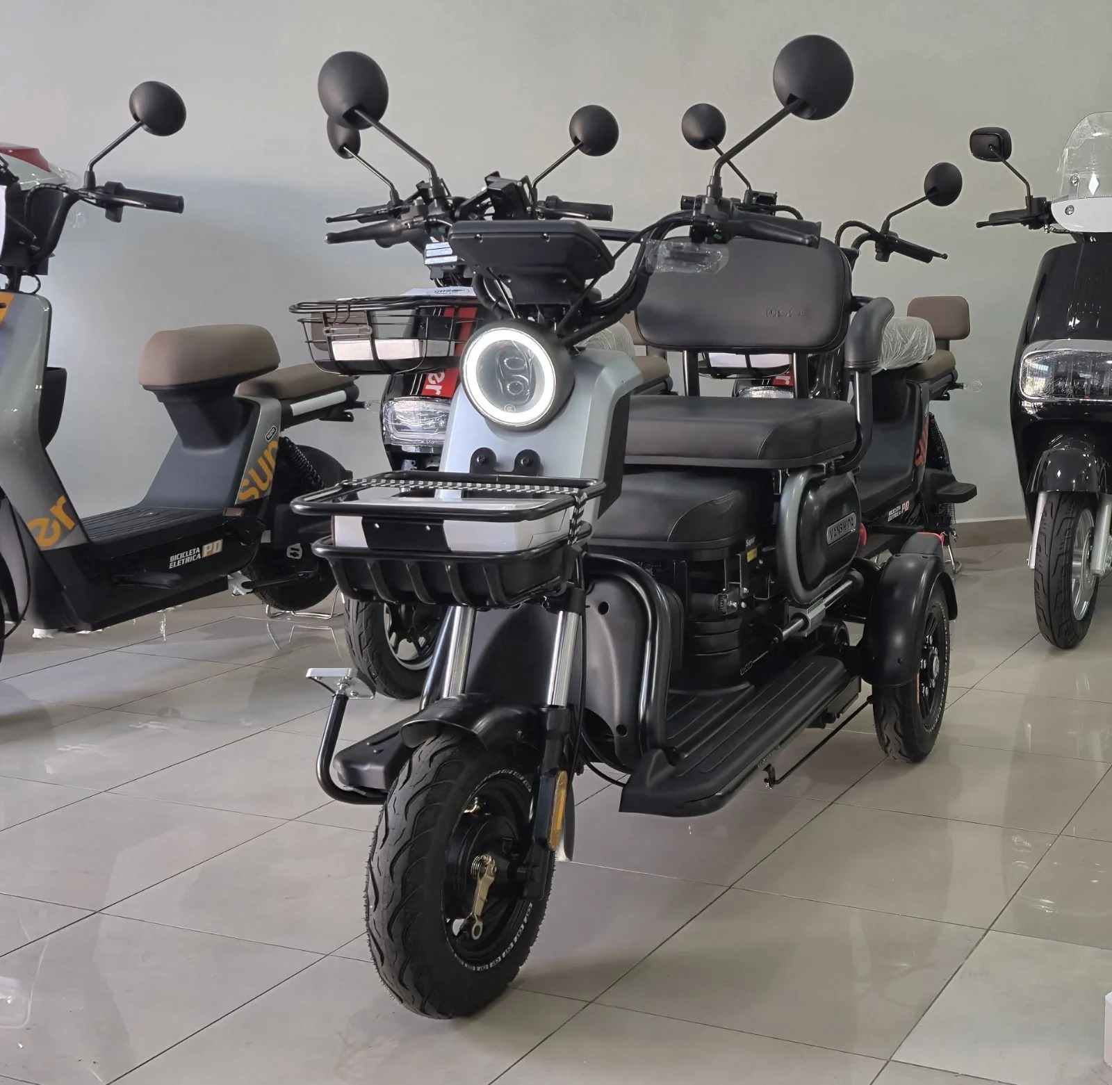 Triciclo elétrico K1S 3 lugares - GWS Garage Campinas